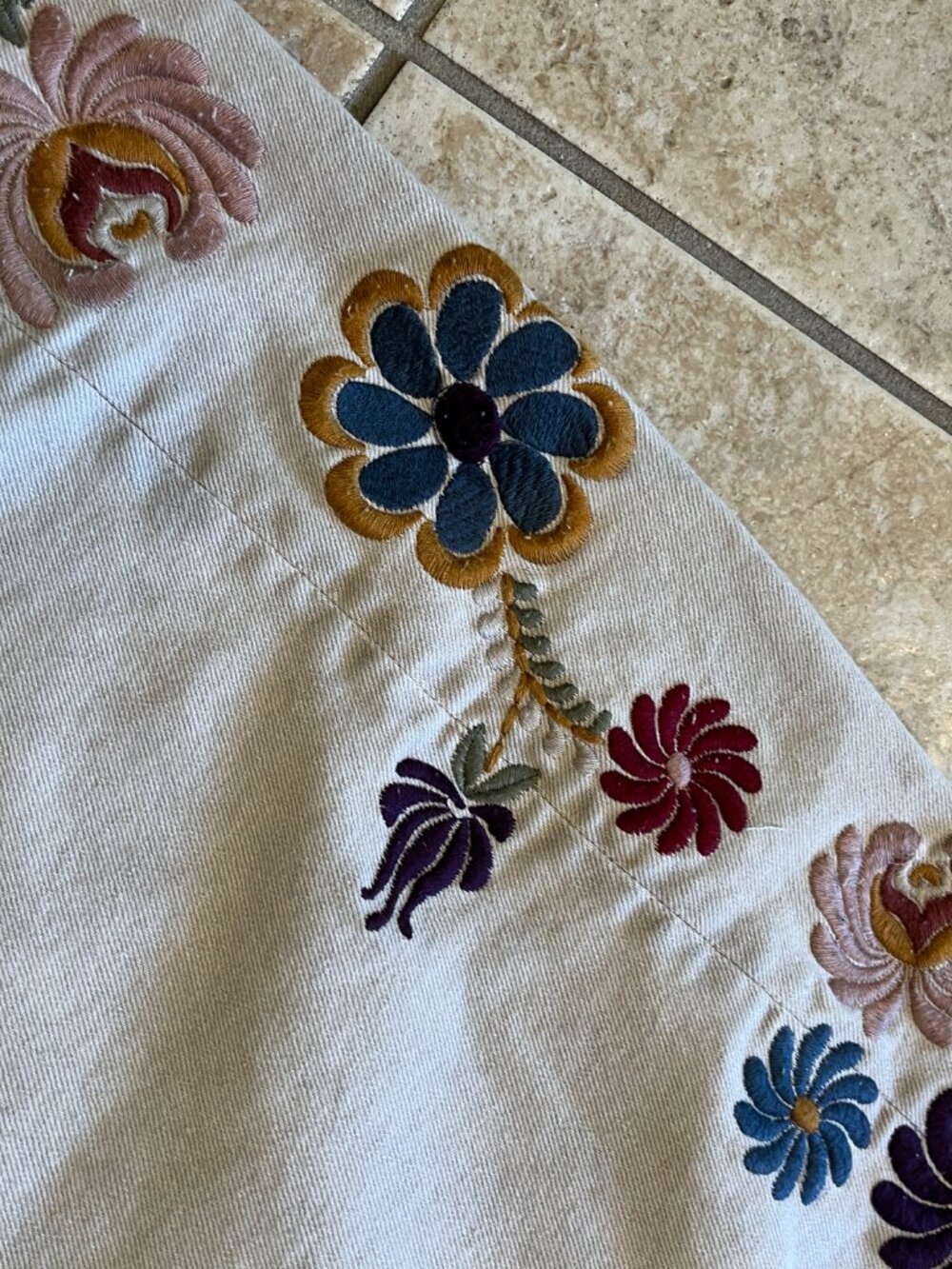 Driftwood Floral Embroidered Barrel Jeans - new with tag. Size 26 - Picture 3 of 9